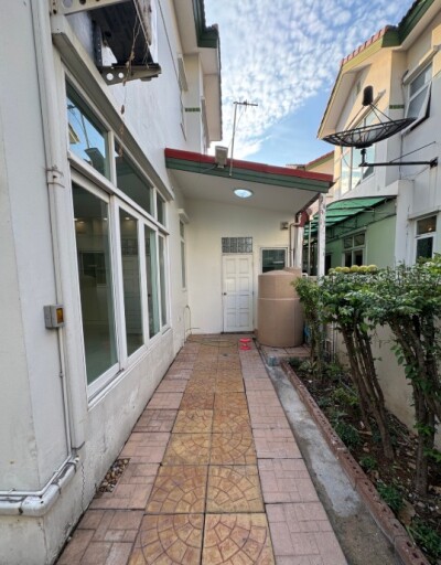 รสา สแปนิช คอร์ทยาร์ด