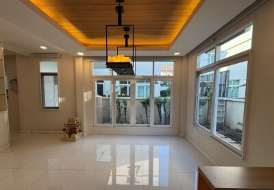 รสา สแปนิช คอร์ทยาร์ด