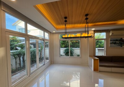 รสา สแปนิช คอร์ทยาร์ด