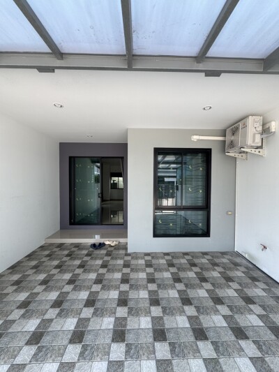 ขายบ้าน หมู่บ้านไทม์โฮม 62 บ้าน 2 ชั้น ซอย 12 หลังมุม มีหน้าต่างด้านข้าง ไม่อึดอัด เนื้อที่ดิน 19.4 ตร.ว. / 125 ตรม