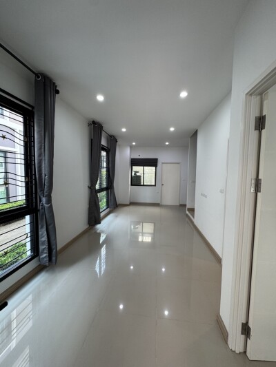 ขายบ้าน หมู่บ้านไทม์โฮม 62 บ้าน 2 ชั้น ซอย 12 หลังมุม มีหน้าต่างด้านข้าง ไม่อึดอัด เนื้อที่ดิน 19.4 ตร.ว. / 125 ตรม