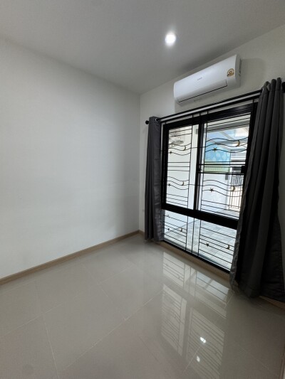 ขายบ้าน หมู่บ้านไทม์โฮม 62 บ้าน 2 ชั้น ซอย 12 หลังมุม มีหน้าต่างด้านข้าง ไม่อึดอัด เนื้อที่ดิน 19.4 ตร.ว. / 125 ตรม