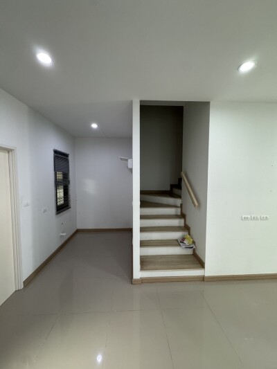 ขายบ้าน หมู่บ้านไทม์โฮม 62 บ้าน 2 ชั้น ซอย 12 หลังมุม มีหน้าต่างด้านข้าง ไม่อึดอัด เนื้อที่ดิน 19.4 ตร.ว. / 125 ตรม