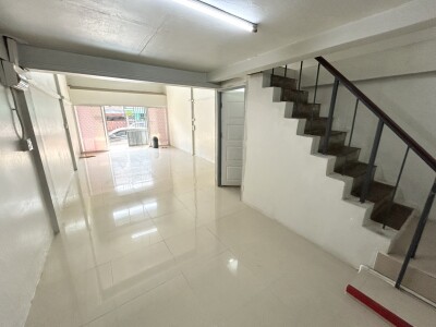 อัพเดทล่าสุด 13/1/2569 🏢 ให้เช่าหรือขาย ตึกแถว 3 ชั้น + ชั้นลอย 📍 ซ.สุขสวัสดิ์ 37/2 (เลยสะพานภูมิพล ก่อนถึงแยกพระประแด-5